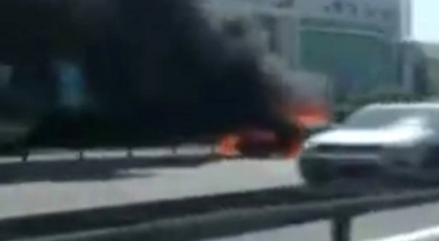 TEM&#039;de araç yanıyor, trafik kilitlendi