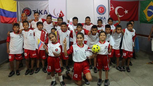 TİKA&#039;dan Brezilyalı çocuklara spor malzemesi desteği