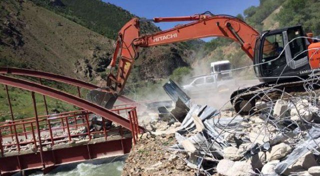 Van&#039;da PKK&#039;nın köprüsü yıkıldı