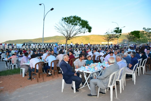 Van Gölü sahilinde 10 bin kişilik iftar yemeği verildi