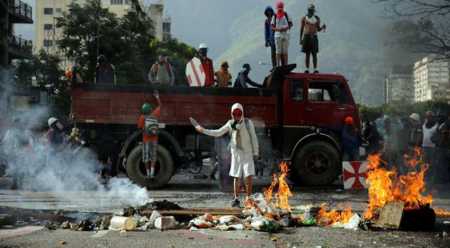 Venezuela&#039;da protestocular hükümet binalarını ateşe verdi