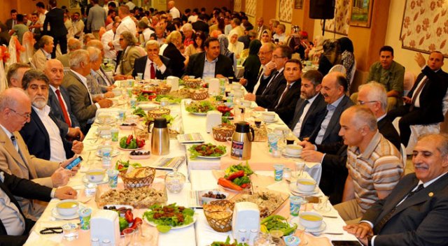 Viranşehirliler iftar yemeğinde derneklerinin 20. yılını kutladı
