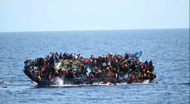 Akdeniz&#039;de 140 mültecinin bulunduğu bot battı