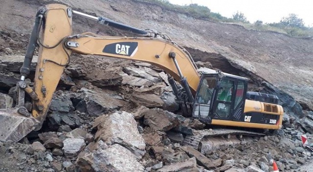 Bartın&#039;da heyelan yolu kapttı