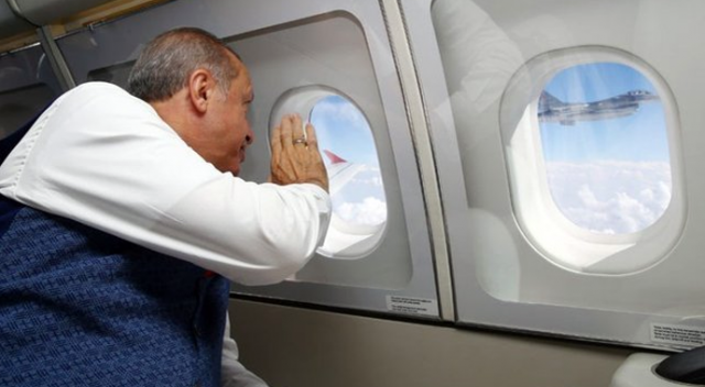 Cumhurbaşkanı Erdoğan Albay Kuş&#039;u uçaktan selamladı