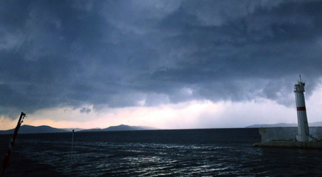 Fırtına, Marmara ve Avşa&#039;daki tatilcileri korkuttu