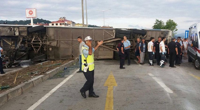Gürcü öğrencileri taşıyan tur otobüsü devrildi