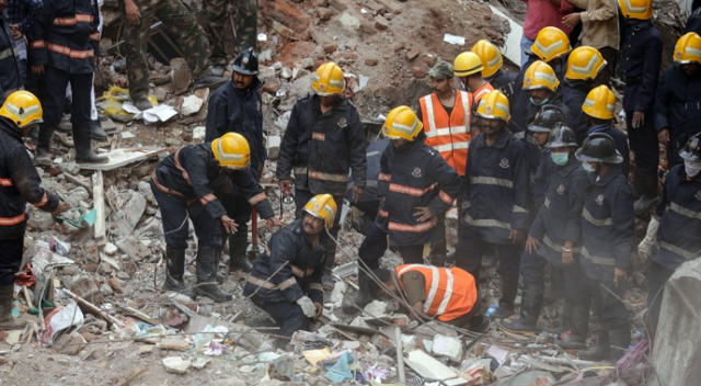 Hindistan’da apartman çöktü: 17 ölü