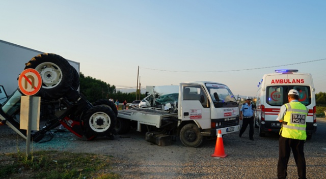 İşçi minibüsü ile traktör yüklü çekici çarpıştı: 7 yaralı
