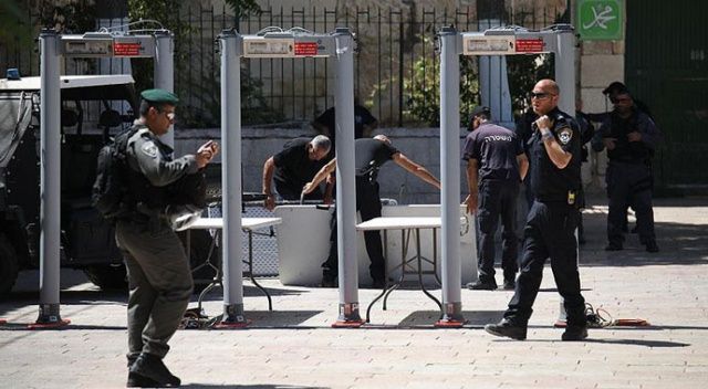 İsrail polisi Mescid-i Aksa&#039;nın kapılarına metal dedektörleri kurdu