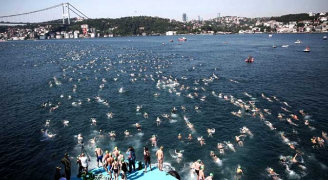 İstanbul Boğazı&#039;nda yüzme şöleni