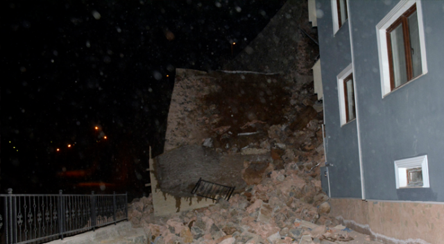 İstinat duvarı çöktü, 5 katlı bina boşaltıldı
