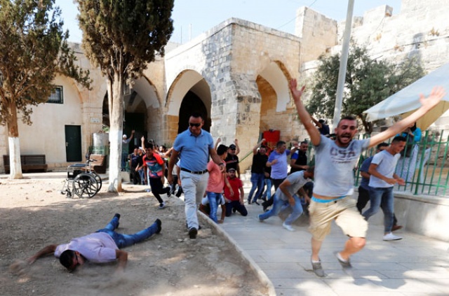 Mescid-i Aksa&#039;nın kapıları açıldı, İsrail polisi Filistinlilere saldırdı