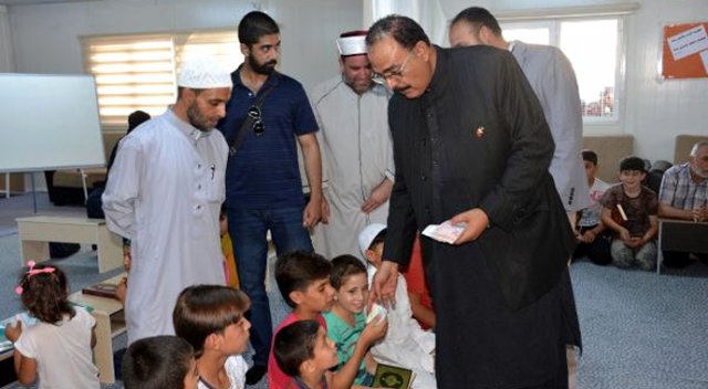 Pakistanlı senatör, Suriyeli çocuklara desteyle para dağıttı