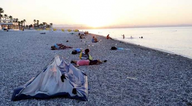 Sıcaktan bunalan tatilciler sahile indi
