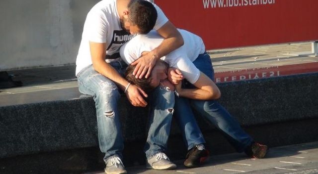 Taksim’de bonzai içen gencin yürek burkan görüntüsü