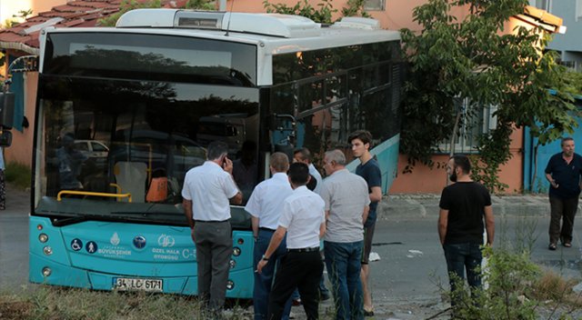 Ümraniye&#039;de el freni çekilmeyen halk otobüsü eve girdi