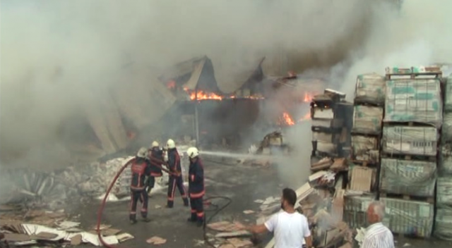 Ümraniye&#039;de yapı marketin deposu alev alev yandı