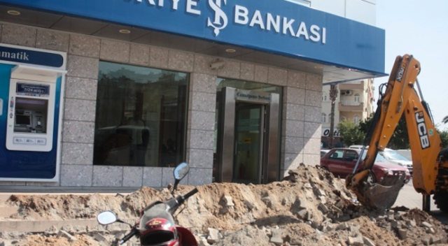 Yıkım kavgasında İş Bankası şubelerine kanalizasyon ablukası