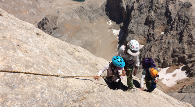 6 yaşındaki minik, 3 bin 756 metrelik Demirkazık Dağı&#039;na çıktı