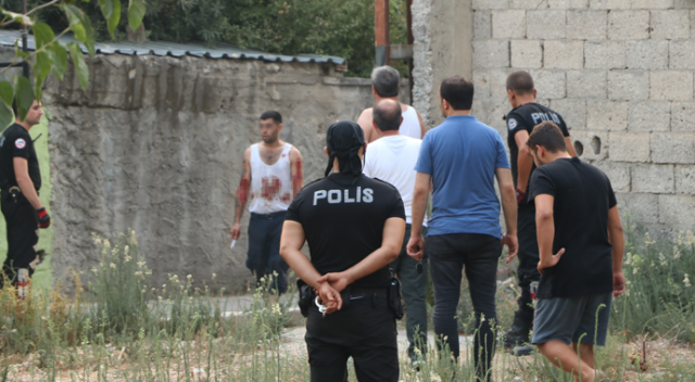Adana’da bir kişi, elinde bıçakla sokak ortasında dehşet saçtı
