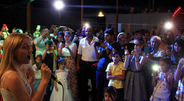 Aleyna Tilki Konya’da amcasının düğününde şarkı söyledi