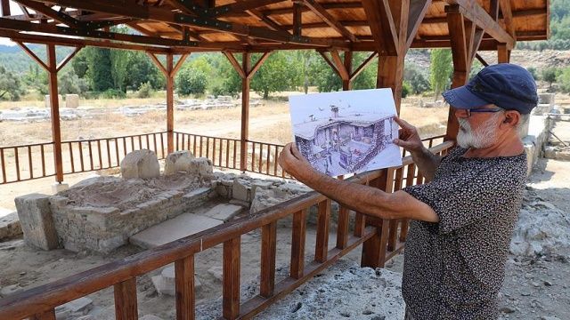 Antik kentin kalıntılarını çizimlerle ayağa kaldırıyor