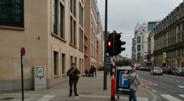 Brüksel&#039;de askerlere bıçaklı saldırı