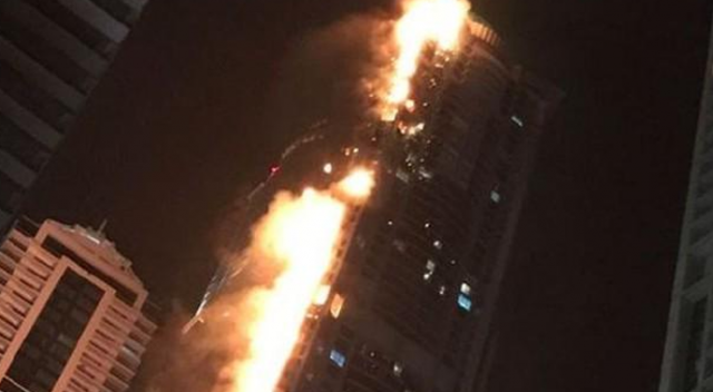 Dubai&#039;de dev gökdelende yangın