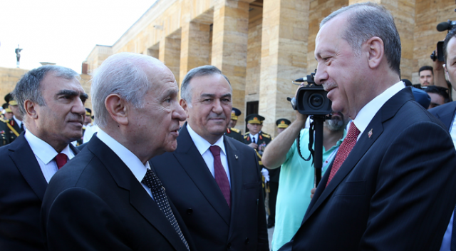Erdoğan ile Bahçeli&#039;nin sıcak sohbeti