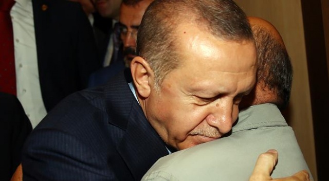 Erdoğan, karşısında şehidin babasını görünce gözleri doldu
