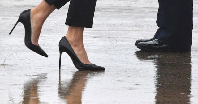 First Lady felaket bölgesine topuklu ayakkabı ile gitti