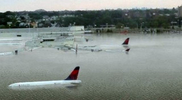 Harvey Kasırgası ABD&#039;yi dağıttı! Uçaklar sular altında kaldı