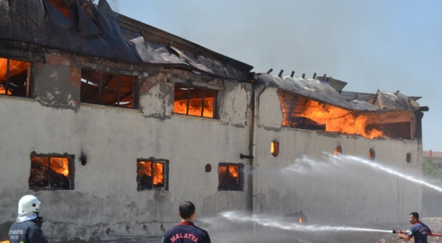 Malatya&#039;da ambalaj fabrikası alev alev yandı