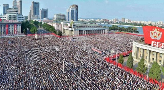 On binlerce Kuzey Koreli ABD&#039;ye meydan okudu