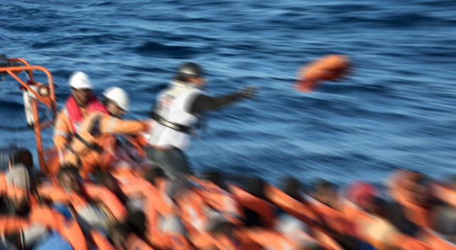Polise yakalanmamak için 120 mülteciyi suya attılar: 50 ölü
