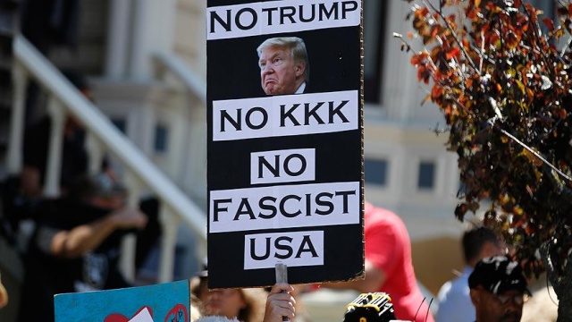 San Francisco&#039;da ırkçılar ve Trump protesto edildi