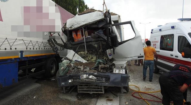 Tıra çarpan kamyonun sürücü öldü