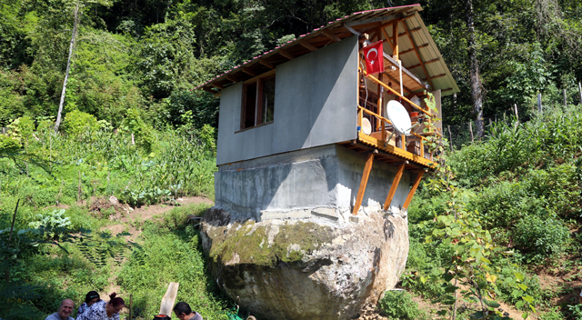 16 metrekarelik kayanın üzerine ev yaptı!