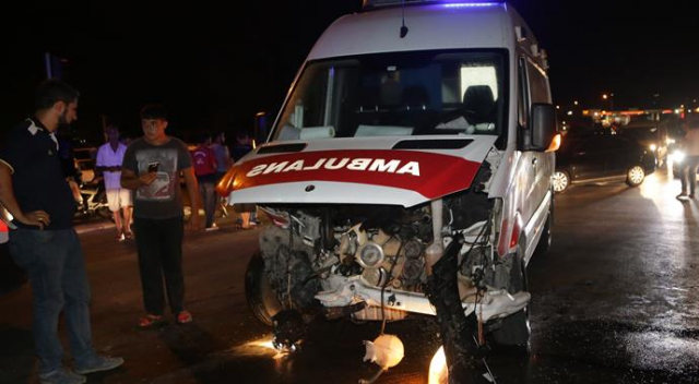 Adana&#039;da ambulans ile otomobiller çarpıştı: 6 yaralı