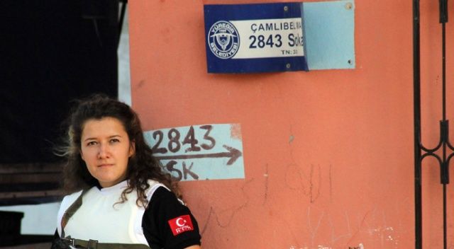 Adana&#039;daki operasyonda kadın polis sokak levhasında uyuşturucu buldu