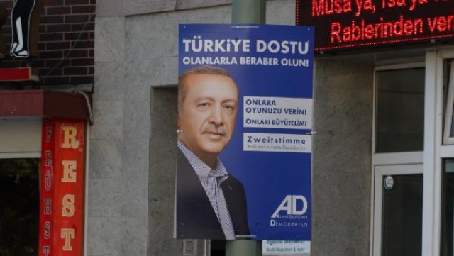 Almanya sokaklarında Erdoğan afişleri