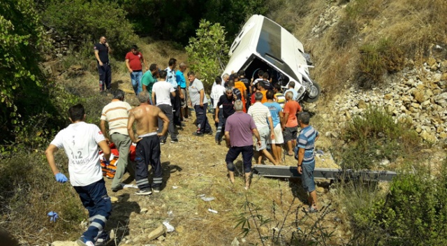 Antalya&#039;da tur otobüsü devrildi, 4 ölü var