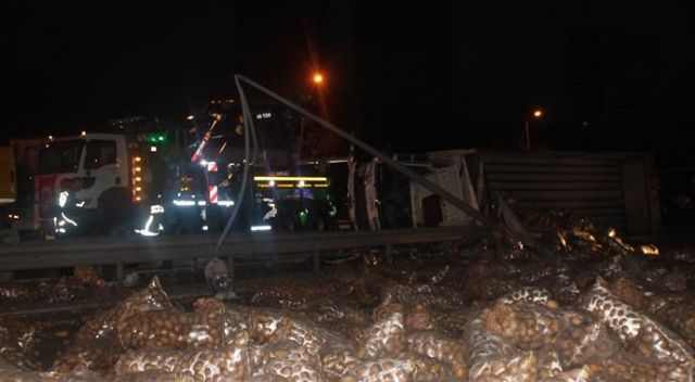 E-5 Karayolu’nda patates yüklü kamyon devrildi