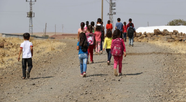 Ergani&#039;de çocuklar okula gidebilmek için 1,5 saat yürüyor