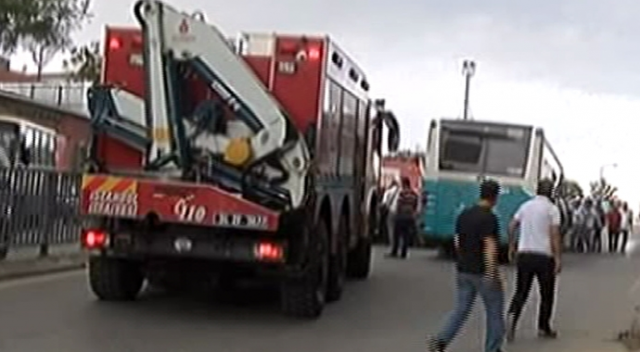 İstanbul&#039;da halk otobüsü bariyerlere çarptı: 4 yaralı