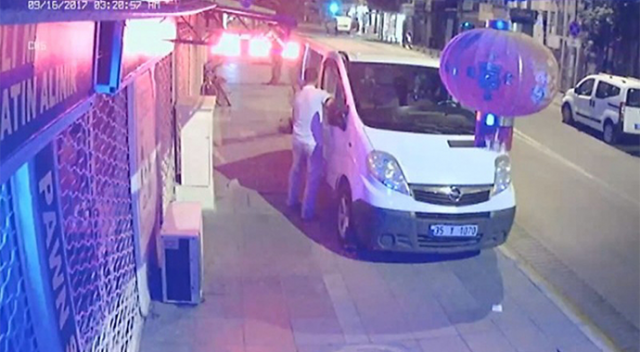 İzmir&#039;de aracın camını kıran hırsızın rahat tavırları kamerada