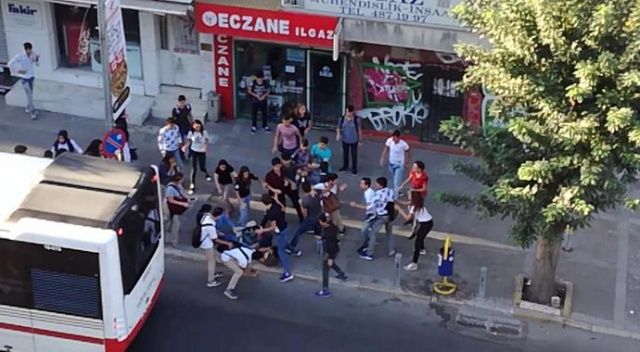 İzmir&#039;de liseliler tekme tokat kavga etti