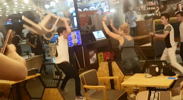 Kafede kavga çıktı, sandalyeler havada uçuştu!