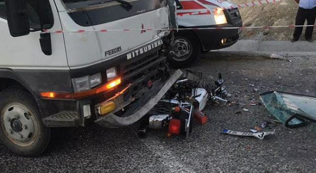 Kamyonet iki motosiklete çarptı: 2 ölü